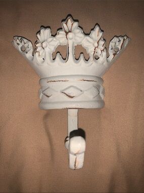 White Decorative Crown Wall Hook - Vintage Style